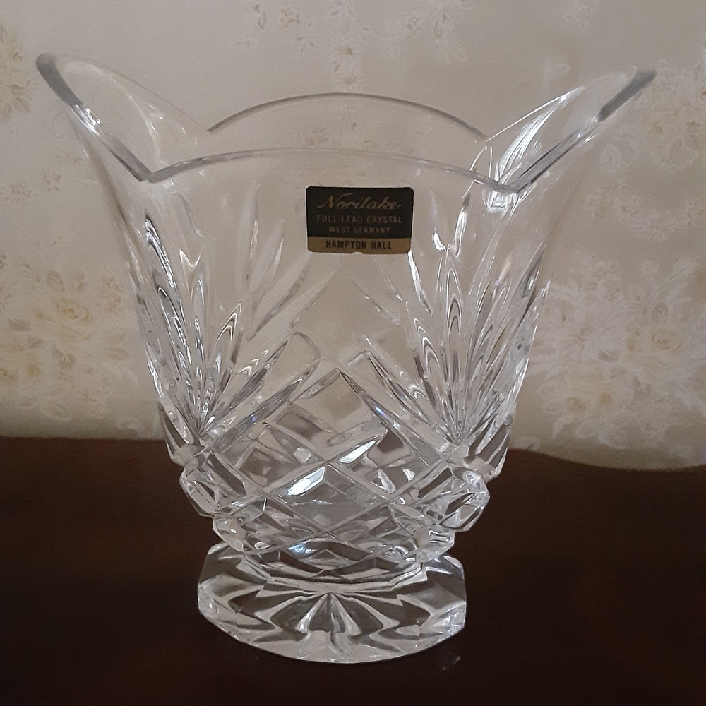 Noritake Hampton Hall CollectionOval Bouquet Vase